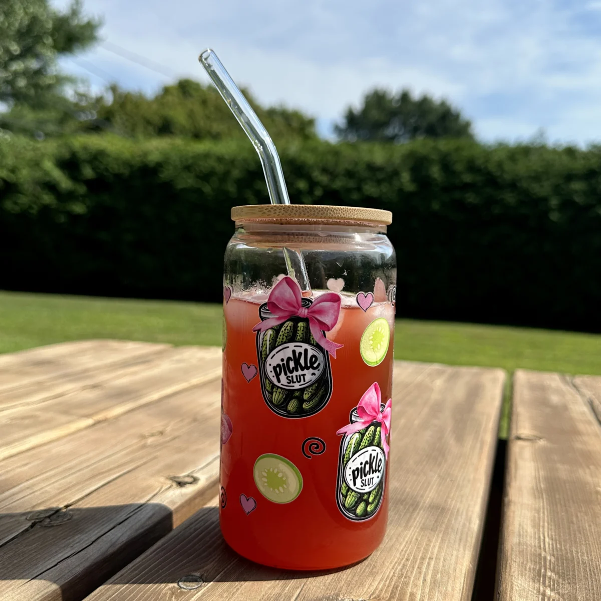 Verre imprimé Pickle Slut avec paille et couvercle – Image 2